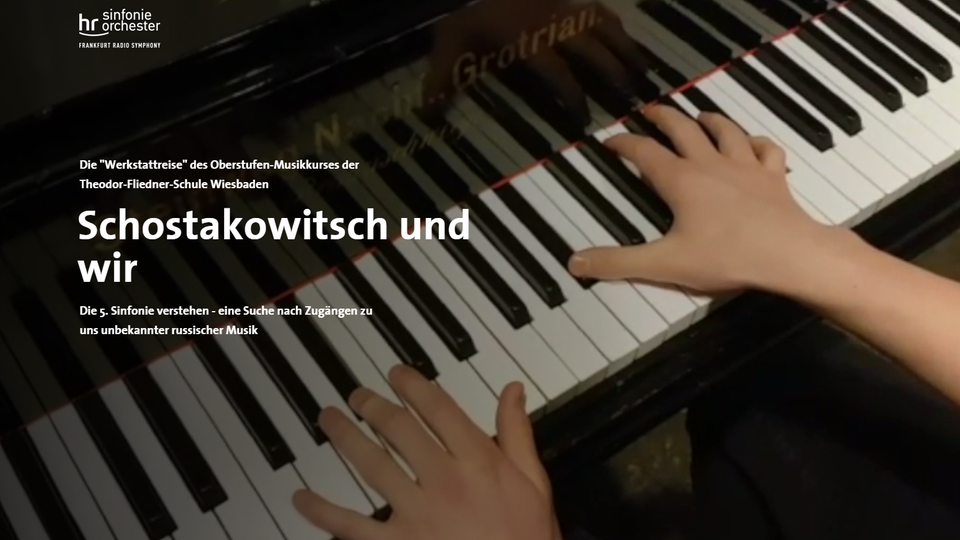 Screenshot der Startseite der Multimedia-Dokumentation "Schostakowitsch und wir": Ein Schüler spielt Klavier