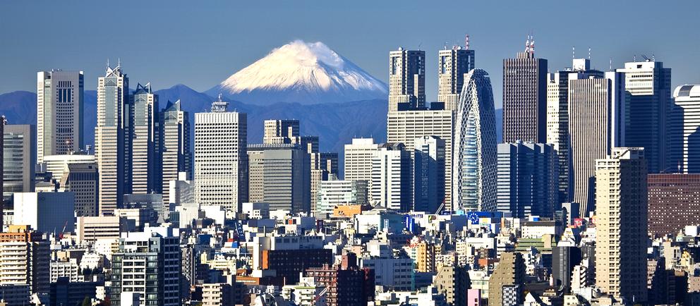 Blick auf die Skyline des Shinjuku District in Tokio mit Fujiyama im Hintergrund