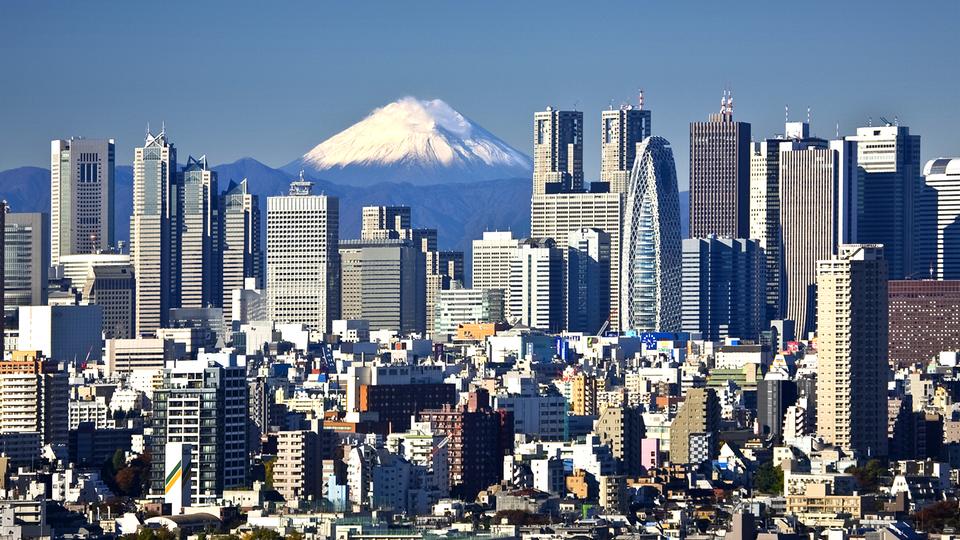 Blick auf die Skyline des Shinjuku District in Tokio mit Fujiyama im Hintergrund