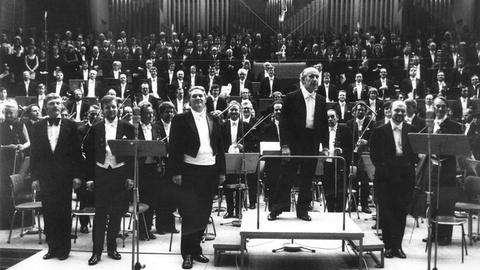 Erich Leinsdorf und das Orchester 1974 nach der Aufführung von Schönbergs »Gurreliedern« im Großen Sendesaal