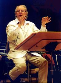  Karlheinz Stockhausen dirigiert.