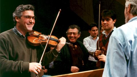 Pinchas Zukerman im Fachgespräch mit Geigern des Radio-Sinfonie-Orchesters Frankfurt, 1994. 