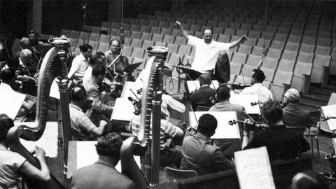 Das Sinfonie-Orchester des Hessischen Rundfunks bei der Probe mit Otto Matzerath, 1957