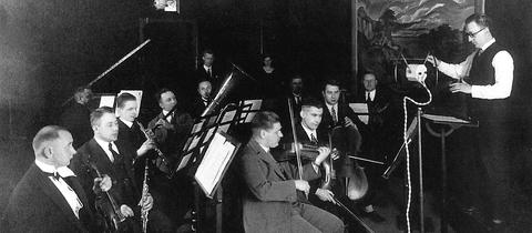 Reinhold Merten dirigiert 1926 bei einer Radio-Liveübetragung.