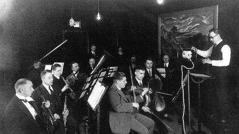 Reinhold Merten mit Musikern im Großen Senderaum von Radio Frankfurt, ca. 1926.