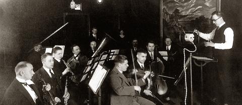 Reinhold Merten mit Musikern im Großen Senderaum von Radio Frankfurt, ca. 1926.