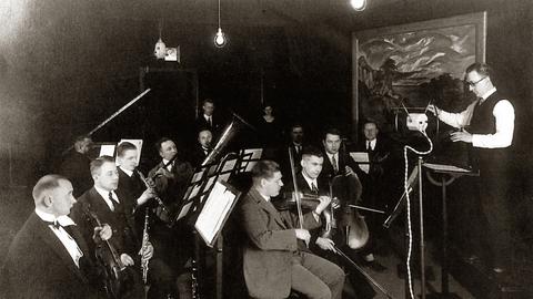 Reinhold Merten mit Musikern im Großen Senderaum von Radio Frankfurt, ca. 1926.