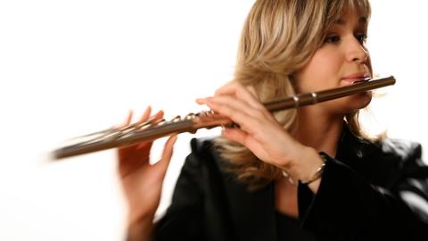 Frau spielt Flöte