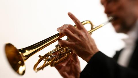 Mann spielt Trompete
